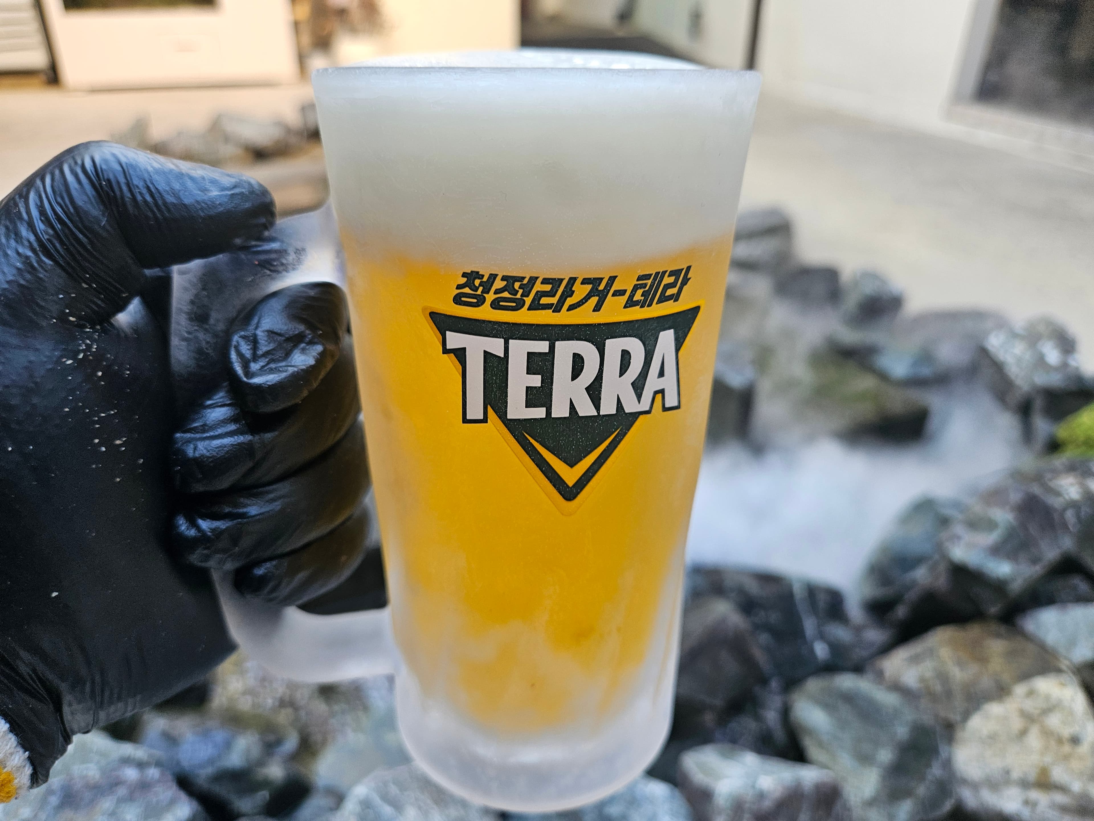 손까지 시원한 생맥주 500cc